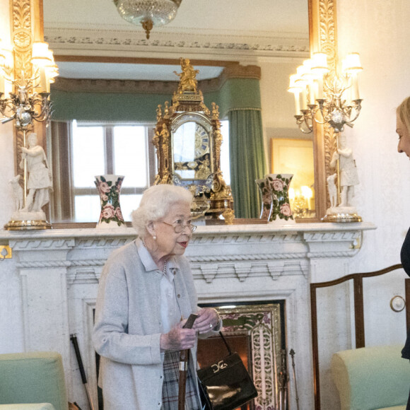 La reine Elisabeth II d'Angleterre reçoit Liz Truss, nouvelle Première ministre britannique, à Balmoral pour lui demander de former un nouveau gouvernement. La veille, Liz Truss avait été désigné à 57 % des voix comme leader du parti conservateur. Le 6 septembre 2022. 