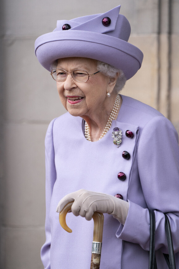 La reine Elizabeth II assiste à un défilé de loyauté des forces armées dans les jardins du palais de Holyroodhouse, à Édimbourg, à l'occasion de son jubilé de platine en Écosse. La cérémonie fait partie du voyage traditionnel de la reine en Écosse pour la semaine de Holyrood. Edimbourg
