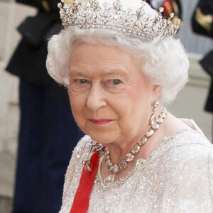 La reine Elisabeth II d'Angleterre - Dîner d'état en l'honneur de la reine d'Angleterre donné par le président français au palais de l'Elysée à Paris, le 6 juin 2014, pendant la visite d'état de la reine après les commémorations du 70ème anniversaire du débarquement.