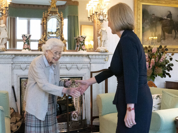 La reine Elisabeth II d'Angleterre reçoit Liz Truss, nouvelle Première ministre britannique, à Balmoral pour lui demander de former un nouveau gouvernement. La veille, Liz Truss avait été désigné à 57 % des voix comme leader du parti conservateur. Le 6 septembre 2022.