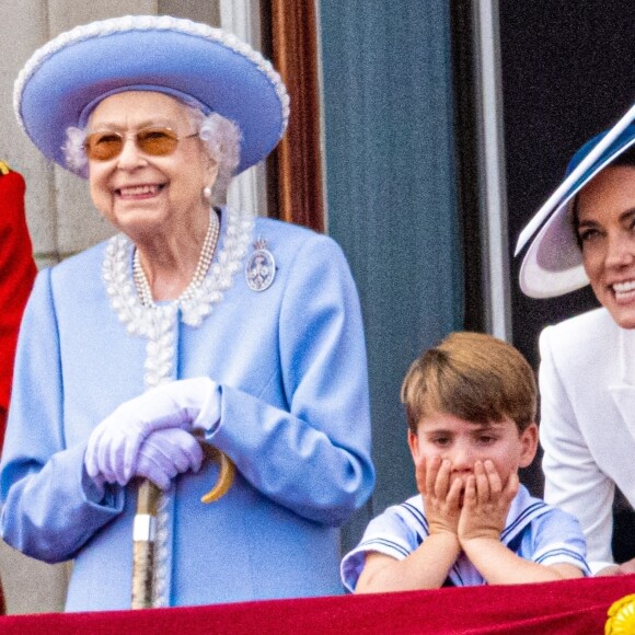 Les membres de la famille royale saluent la foule depuis le balcon du Palais de Buckingham, lors de la parade militaire "Trooping the Colour" dans le cadre de la célébration du jubilé de platine (70 ans de règne) de la reine Elizabeth II à Londres, le 2 juin 2022. 
