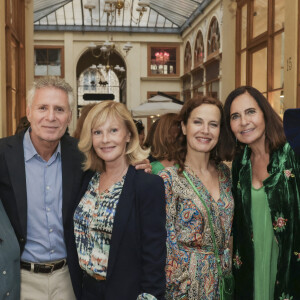 Catherine Lara, Laurent Olmedo, Elisa Servier, Sophie Le Tellier, Nathalie Garçon, Caroline Loeb - N.Garçon expose "Vivaraise" une nouvelle ligne de décoration et de linge de maison à laquelle elle a collaboré. Une soirée était donnée à cette occasion à la Galerie Vivienne à Paris le 7 septembre 2022. © Jack Tribeca / Bestimage 