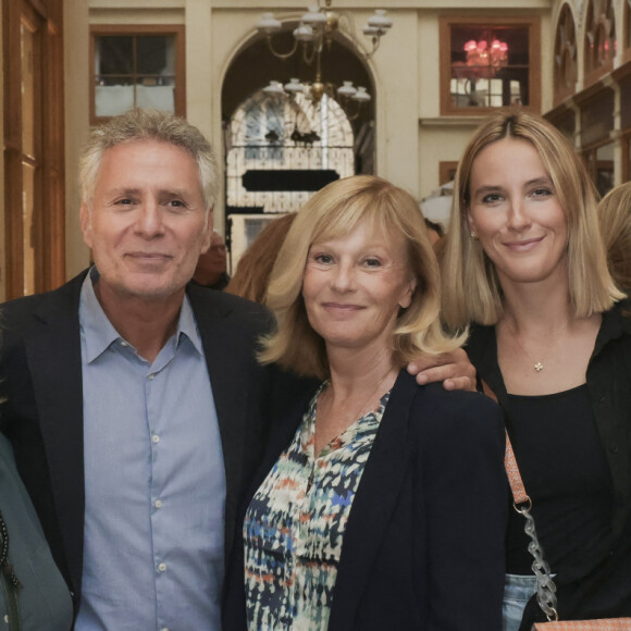 Catherine Lara, Laurent Olmedo, Elisa Servier et sa fille Manon de Toledo, Sophie Le Tellier - N.Garçon expose "Vivaraise" une nouvelle ligne de décoration et de linge de maison à laquelle elle a collaboré. Une soirée était donnée à cette occasion à la Galerie Vivienne à Paris le 7 septembre 2022. © Jack Tribeca / Bestimage 