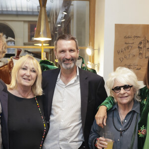 Gérard Leclerc et son épouse Julie, Raoul Calvar (Vivaraise), Catherine Lara, Nathalie Garçon - N.Garçon présente à ses amis une nouvelle ligne de déco et linge de maisonn en collaboration avec la marque Vivaraise à Paris le 7 septembre 2022. © Jack Tribeca / Bestimage 