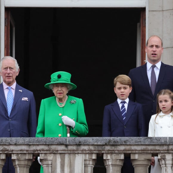 Camilla Parker Bowles, duchesse de Cornouailles, Le prince Charles, prince de Galles, La reine Elisabeth II d'Angleterre, le prince William, duc de Cambridge, Catherine Kate Middleton, duchesse de Cambridge et leurs enfants le prince George, la princesse Charlotte et le prince Louis - La famille royale regarde la grande parade qui clôture les festivités du jubilé de platine de la reine à Londres le 5 juin 2022. 