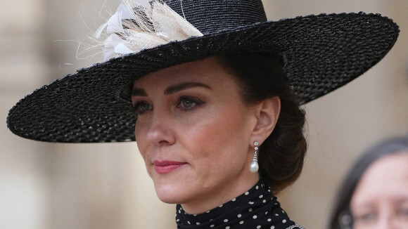 Kate Middleton en deuil : déjà prête à être reine ? Ce détail de son look qui n'est pas passé inaperçu...