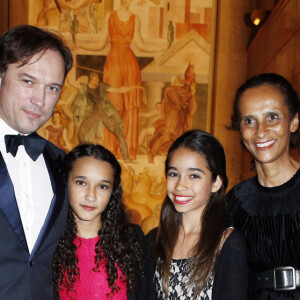 Exclusif - Vincent Pérez et sa femme Karine Silla, leur fille Tess et une amie - Invités et familles - Vingt-troisième édition du Bal au Palais de Chaillot à Paris, le 28 novembre 2015. © Le Bal/Jacovides/Borde/Moreau/Bestimage