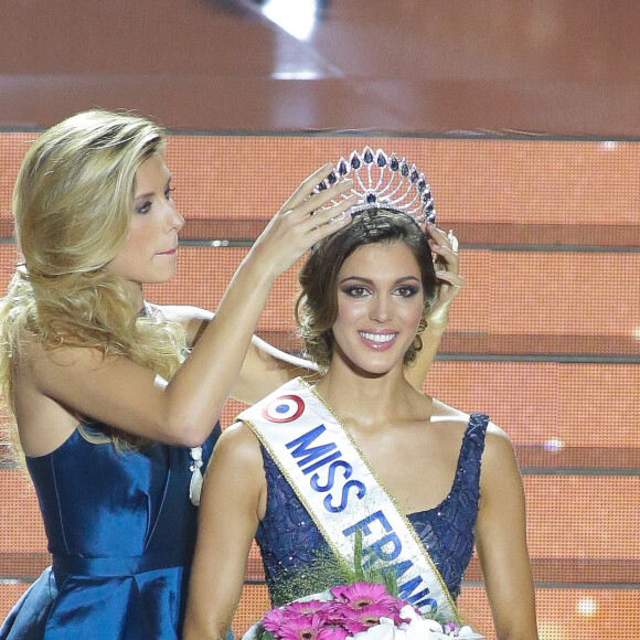 Camille Cerf, Miss France 2015 et Iris Mittenaere, Miss France 2016 - Iris Mittenaere, Miss Nord-Pas-de-Calais élue Miss France 2016 lors du concours organisé à Lille, le 19 décembre 2015.