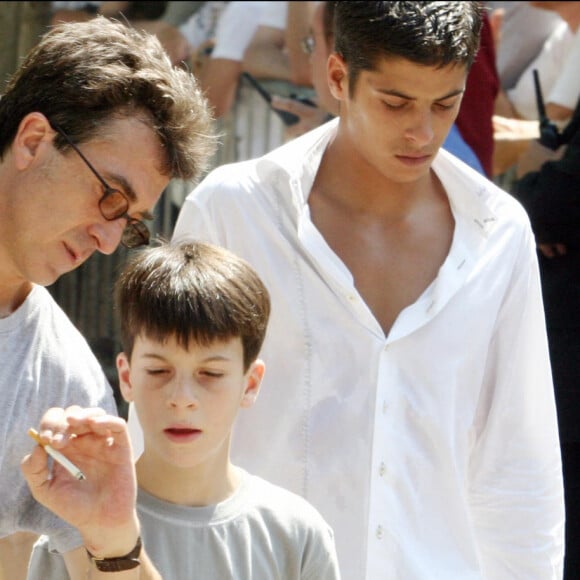 François Cluzet et son fils Paul aux obsèques de Marie Trintignant en 2003.