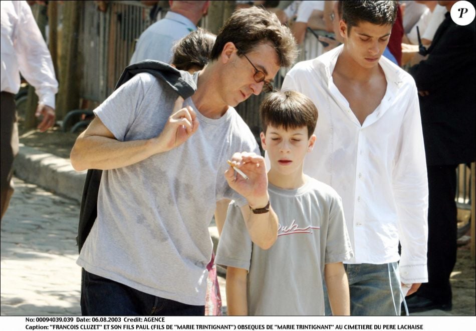 François Cluzet Et Son Fils Paul Aux Obsèques De Marie Trintignant En 2003 Purepeople 