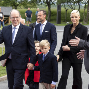 Le prince Haakon de Norvège, le prince Albert II de Monaco, la princesse Charlene, le prince Jacques et la princesse Gabriella - Le prince Albert II de Monaco inaugure l'exposition l'exposition "Sailing the Sea of Science, Scientist and explorer. Prince Albert Ier and the early norwegian exploration of Svalbard " au Fram Museum à Oslo le 22 juin 2022. Cette exposition, proposée par le Fram Museum en coopération avec le Comité Albert Ier, avec la contribution des Archives du Palais princier, de l'Institut audiovisuel de Monaco et du Musée océanographique de Monaco, retrace les campagnes scientifiques du Prince Albert Ier au Spitzberg, île principale du Svalbard, en 1898, 1899, 1906 et 1907. Plus tôt dans la journée, le Prince Albert II et la Princesse Charlène étaient les invités du Roi Harald V et de la Reine Sonja de Norvège pour un déjeuner dans leur résidence privée Bygdø Kongsgaard Le jeudi 23 juin, à Longyearbyen capitale du Spitzberg, S.A.S. le Prince Albert II dévoilera un buste en bronze du Prince Albert Ier offert à l'Institut polaire Norvégien de Longyearbyen en mémoire de ses nombreuses expéditions arctiques et de ses liens avec les explorateurs norvégiens Ce voyage commémoratif se poursuivra par une croisière privée à bord du commandant Charcot qui naviguera de Longyearbyen à Longyearbyen jusqu'au 80e degré nord en suivant l'itinéraire emprunté par le Prince Albert Ier lors de ses campagnes. 