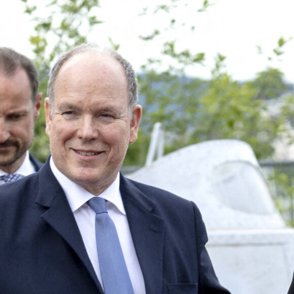 Le prince Albert II de Monaco et la princesse Charlene - Le prince Albert II de Monaco inaugure l'exposition l'exposition "Sailing the Sea of Science, Scientist and explorer. Prince Albert Ier and the early norwegian exploration of Svalbard " au Fram Museum à Oslo le 22 juin 2022. Cette exposition, proposée par le Fram Museum en coopération avec le Comité Albert Ier, avec la contribution des Archives du Palais princier, de l'Institut audiovisuel de Monaco et du Musée océanographique de Monaco, retrace les campagnes scientifiques du Prince Albert Ier au Spitzberg, île principale du Svalbard, en 1898, 1899, 1906 et 1907. Plus tôt dans la journée, le Prince Albert II et la Princesse Charlène étaient les invités du Roi Harald V et de la Reine Sonja de Norvège pour un déjeuner dans leur résidence privée Bygdø Kongsgaard Le jeudi 23 juin, à Longyearbyen capitale du Spitzberg, S.A.S. le Prince Albert II dévoilera un buste en bronze du Prince Albert Ier offert à l'Institut polaire Norvégien de Longyearbyen en mémoire de ses nombreuses expéditions arctiques et de ses liens avec les explorateurs norvégiens Ce voyage commémoratif se poursuivra par une croisière privée à bord du commandant Charcot qui naviguera de Longyearbyen à Longyearbyen jusqu'au 80e degré nord en suivant l'itinéraire emprunté par le Prince Albert Ier lors de ses campagnes. 
