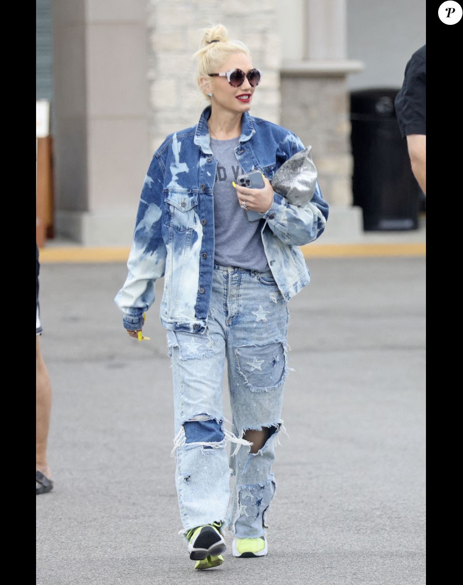 Exclusif - Apollo Bowie Flynn Rossdale entre sa mère Gwen Stefani et son beau-père Blake Shelton pour aller faire des courses le jour de la fête des mères à Woodland Hills, Los Angeles, Californie, Etats-Unis, le 8 mai 2022. - Merci de flouter le visage de l'enfant avant publication -