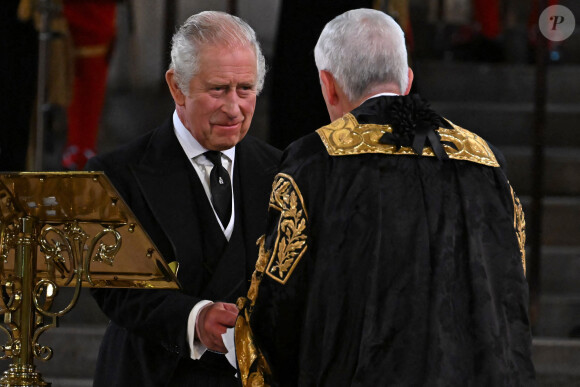 Le roi Charles III d'Angleterre - Les deux Chambres du Parlement se réunissent pour une cérémonie de condoléances à Westminster Hall à Londres. Le 12 septembre 2022.