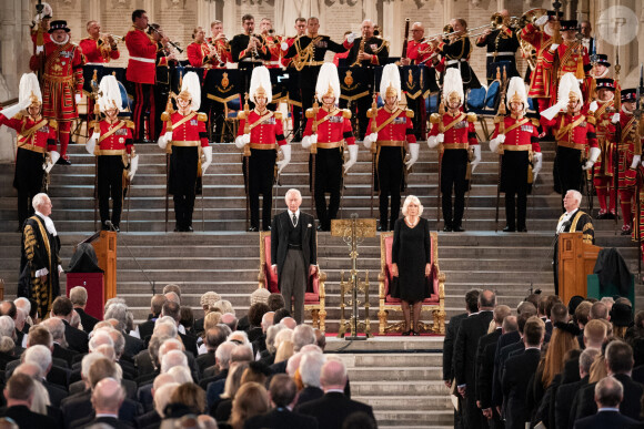 Le roi Charles III d'Angleterre et la reine consort Camilla Parker Bowles - Les deux Chambres du Parlement se réunissent pour une cérémonie de condoléances à Westminster Hall à Londres, suite au décès de la reine Elisabeth II d'Angleterre. Le 12 septembre 2022.