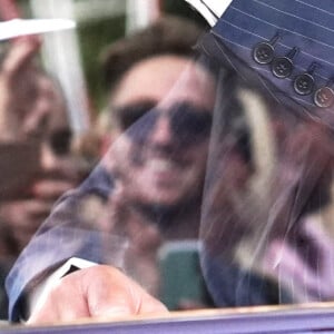 Le roi Charles III d'Angleterre salue la foule à son arrivée au palais de Buckingham à Londres. Le 11 septembre 2022.