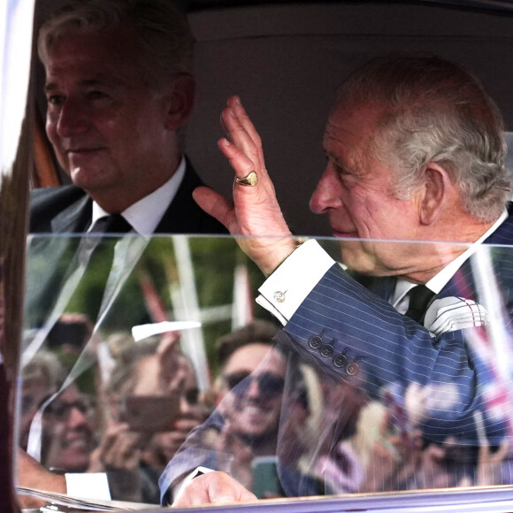 Le roi Charles III d'Angleterre salue la foule à son arrivée au palais de Buckingham à Londres. Le 11 septembre 2022.