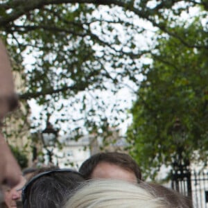 Le roi Charles III d'Angleterre salue la foule devant la Clarence House à Londres. Le 10 septembre 2022.