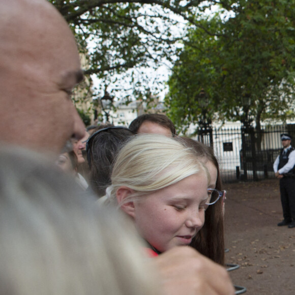 Le roi Charles III d'Angleterre salue la foule devant la Clarence House à Londres. Le 10 septembre 2022.