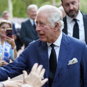 Le roi Charles III d'Angleterre salue la foule devant la Clarence House à Londres. Le 10 septembre 2022.