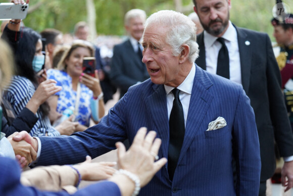 Le roi Charles III d'Angleterre salue la foule devant la Clarence House à Londres. Le 10 septembre 2022.