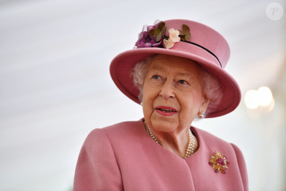 La reine Elizabeth II d'Angleterre visite le laboratoire des sciences et de la technologie de la défense (DSTL) à Porton Down, le 15 octobre 2020.