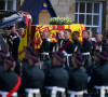 Les gardes écossais portent le cercueil d'Elizabeth II à Edimbourg pour une procession exceptionnelle. 12 Septembre 2022. @ Jon Super/PA Photos/ABACAPRESS.COM