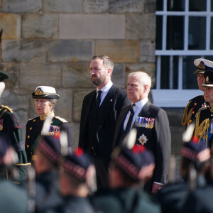 Le roi Charles III d'Angleterre, la princesse Anne, le prince Andrew, duc d'York, et le prince Edward, comte de Wessex lors de la procession du cercueil de la reine Elizabeth II du palais de Holyroodhouse à la cathédrale St Giles d'Édimbourg, Royaume Uni, le 12 septembre 2022.