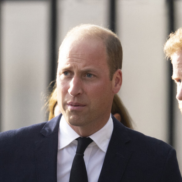 Le prince de Galles William, le prince Harry, duc de Sussex à la rencontre de la foule devant le château de Windsor, suite au décès de la reine Elisabeth II d'Angleterre. Le 10 septembre 2022