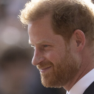 Le prince Harry, duc de Sussex à la rencontre de la foule devant le château de Windsor, suite au décès de la reine Elisabeth II d'Angleterre. Le 10 septembre 2022