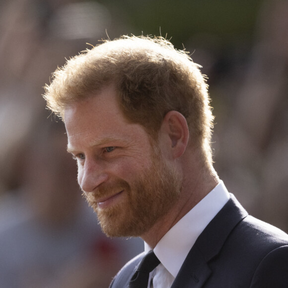 Le prince Harry, duc de Sussex à la rencontre de la foule devant le château de Windsor, suite au décès de la reine Elisabeth II d'Angleterre. Le 10 septembre 2022