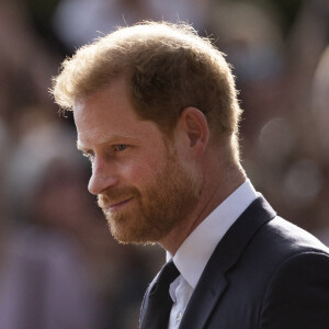 Le prince Harry, duc de Sussex à la rencontre de la foule devant le château de Windsor, suite au décès de la reine Elisabeth II d'Angleterre.