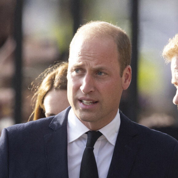 Le prince de Galles William, le prince Harry, duc de Sussex à la rencontre de la foule devant le château de Windsor, suite au décès de la reine Elisabeth II d'Angleterre. Le 10 septembre 2022