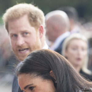 Le prince Harry, duc de Sussex, Meghan Markle, duchesse de Sussex à la rencontre de la foule devant le château de Windsor, suite au décès de la reine Elisabeth II d'Angleterre. Le 10 septembre 2022