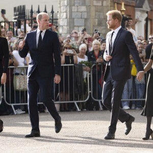 Le prince de Galles William, la princesse de Galles Kate Catherine Middleton, le prince Harry, duc de Sussex, Meghan Markle, duchesse de Sussex devant le château de Windsor, suite au décès de la reine Elisabeth II d'Angleterre. Le 10 septembre 2022