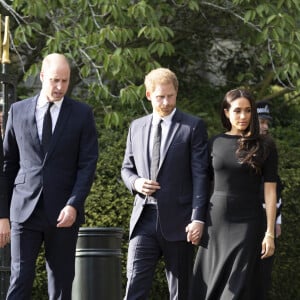 Le prince de Galles William, la princesse de Galles Kate Catherine Middleton, le prince Harry, duc de Sussex, Meghan Markle, duchesse de Sussex devant le château de Windsor, suite au décès de la reine Elisabeth II d'Angleterre. Le 10 septembre 2022