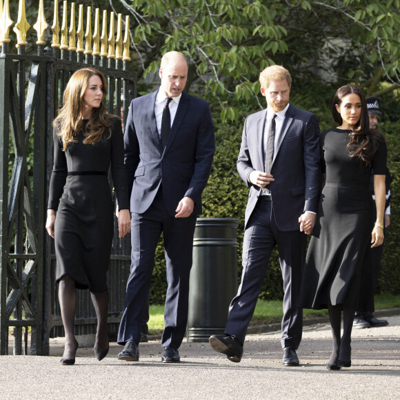 Le prince de Galles William, la princesse de Galles Kate Catherine Middleton, le prince Harry, duc de Sussex, Meghan Markle, duchesse de Sussex devant le château de Windsor, suite au décès de la reine Elisabeth II d'Angleterre. Le 10 septembre 2022