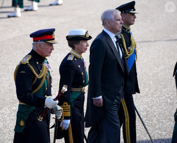 Le roi Charles III d'Angleterre, la princesse Anne, le prince Andrew, duc d'York, et le prince Edward, comte de Wessex lors de la procession du cercueil de la reine Elizabeth II du palais de Holyroodhouse à la cathédrale St Giles d'Édimbourg, Royaume Uni, le 12 septembre 2022.