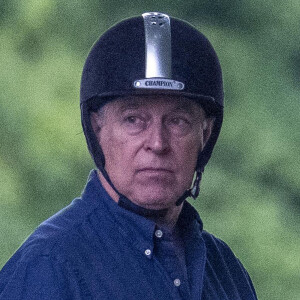 Le prince Andrew, duc d'York, fait une promenade matinale à cheval à Windsor, le 28 juillet 2022.