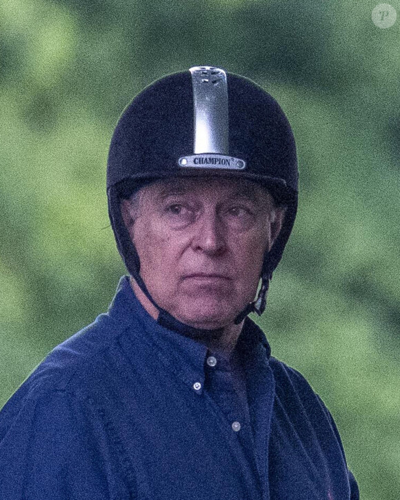 Le prince Andrew, duc d'York, fait une promenade matinale à cheval à Windsor, le 28 juillet 2022.