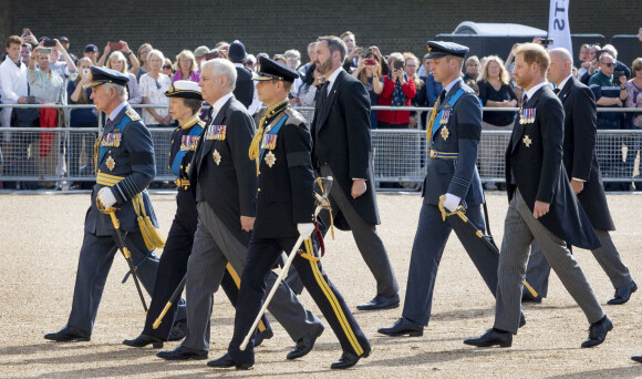 Le roi Charles III d'Angleterre, la princesse Anne, le prince William, prince de Galles, le prince Harry, duc de Sussex, le prince Edward, comte de Wessex, Timothy Laurence, et le prince Andrew, duc d'York - Procession cérémonielle du cercueil de la reine Elisabeth II du palais de Buckingham à Westminster Hall à Londres, Royaume Uni, le 14 septembre 2022. 
