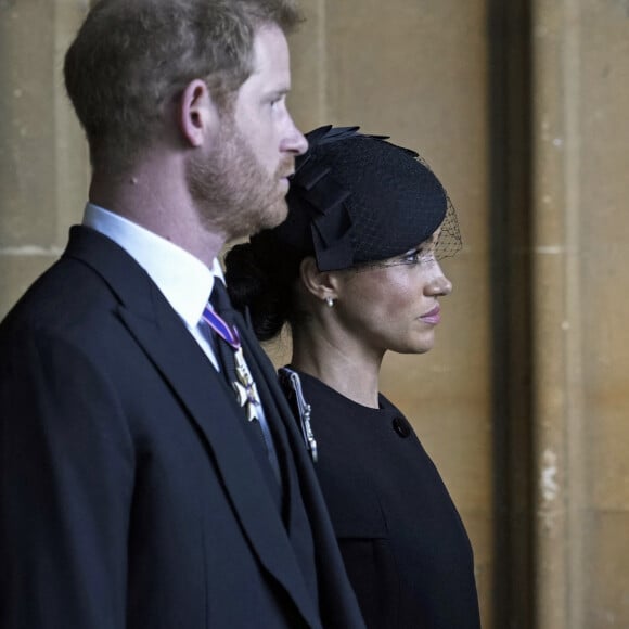 Le prince Harry, duc de Sussex et Meghan Markle, duchesse de Sussex - Sortie - Procession cérémonielle du cercueil de la reine Elisabeth II du palais de Buckingham à Westminster Hall à Londres, où les Britanniques et les touristes du monde entier pourront lui rendre hommage jusqu'à ses obsèques prévues le 19 septembre 2022. Le 14 septembre 2022. 