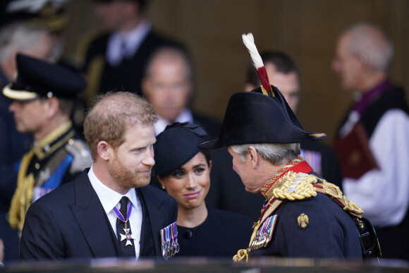 Le prince Harry, duc de Sussex et Meghan Markle, duchesse de Sussex - - Sortie - Procession cérémonielle du cercueil de la reine Elisabeth II du palais de Buckingham à Westminster Hall à Londres, où les Britanniques et les touristes du monde entier pourront lui rendre hommage jusqu'à ses obsèques prévues le 19 septembre 2022. Le 14 septembre 2022. 