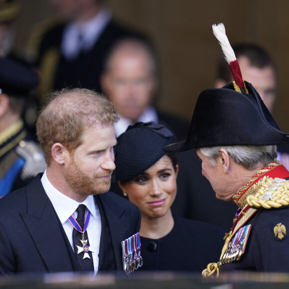 Le prince Harry, duc de Sussex et Meghan Markle, duchesse de Sussex - - Sortie - Procession cérémonielle du cercueil de la reine Elisabeth II du palais de Buckingham à Westminster Hall à Londres, où les Britanniques et les touristes du monde entier pourront lui rendre hommage jusqu'à ses obsèques prévues le 19 septembre 2022. Le 14 septembre 2022. 