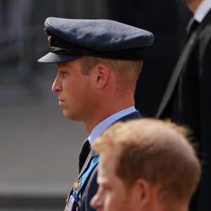 Le prince William, prince de Galles, le prince Harry, duc de Sussex - Procession cérémonielle du cercueil de la reine Elisabeth II du palais de Buckingham à Westminster Hall à Londres, Royaume Uni, le 14 septembre 2022. 