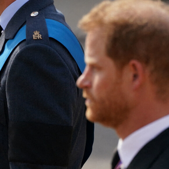 Le prince William, prince de Galles, le prince Harry, duc de Sussex - Procession cérémonielle du cercueil de la reine Elisabeth II du palais de Buckingham à Westminster Hall à Londres, Royaume Uni, le 14 septembre 2022. 