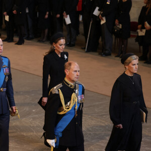 Peter Phillips, le prince Harry, duc de Sussex, le prince Andrew, duc d'York, Meghan Markle, duchesse de Sussex, le prince de Galles William, Kate Catherine Middleton, princesse de Galles, le prince Edward, comte de Wessex, la comtesse Sophie de Wessex - Intérieur - Procession cérémonielle du cercueil de la reine Elisabeth II du palais de Buckingham à Westminster Hall à Londres. Le 14 septembre 2022 