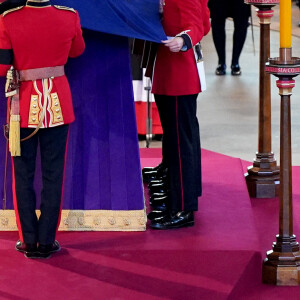 Illustration - Intérieur - Procession cérémonielle du cercueil de la reine Elisabeth II du palais de Buckingham à Westminster Hall à Londres. Le 14 septembre 2022