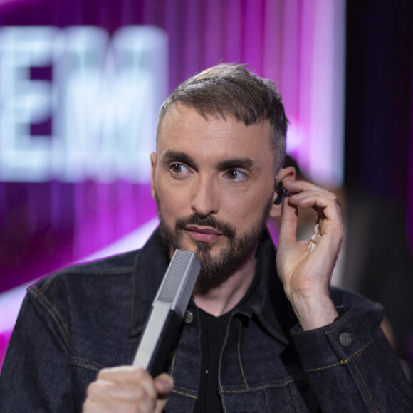 Exclusif - Christophe Willem - Tournage de l'émission "La Fine Equipe de Pierre Palmade", diffusée le 25 juin sur France 2 © Cyril Moreau-Tiziano Da Silva / Bestimage France Télévisions lance une nouvelle création de divertissement, une soirée événement orchestrée par P.Palmade et ses amis. Lors de cette soirée mythique placée sous le signe de l'humour, de la comédie et de la musique, près de 45 artistes se réunissent autour de P.Palmade pour chanter, faire des sketchs, s'amuser, rire et vous faire rire comme à l'époque des grandes émissions de variétés où les stars venaient juste pour le plaisir. Ils ont tous accepté de jouer le jeu en venant participer à cette émission événementielle. Dans des décors conçus spécialement pour ce show, tous ces artistes joueront de nombreux sketchs écrits pour l'occasion par P.Palmade, le samedi 25 juin 2022 sur France 2 à 21.10. Ne ratez pas N.Baye en call-girl, M.Robin et P.Palmade dans la peau de " Laurel et Hardy " ou de " Marie-Antoinette et Louis XVI ", mais aussi C.Bouquet en " Joconde ", etc. Ces mêmes artistes reprendront également des sketchs célèbres (" Le Scrabble ", " L'après dîner "...) en formant à chaque fois des duos inédits. Aussi des artistes de variétés d'aujourd'hui rendront hommage aux stars de la chanson d'hier en s'échangeant leurs chansons dans des duos étonnants et improbables. Quand C.Willem chante " Le chat botté ", C.Goya, elle, reprend " Double jeu ", ou encore V.Niclo qui reprend " Vanina " " La fine équipe ", c'est le défi fou que s'est lancé P.Palmade avec ce casting d'exception. Générosité, partage, bonne humeur et complicité seront les maîtres mots de ce divertissement original. 