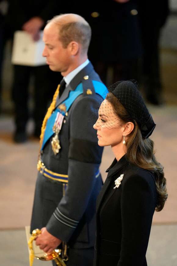 Le prince William, Kate Middleton - Procession cérémonielle du cercueil de la reine Elizabeth II du palais de Buckingham à Westminster Hall à Londres. Le 14 septembre 2022.